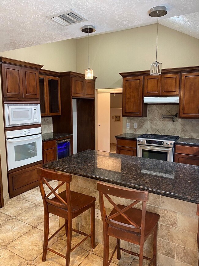 Building Photo - 22811 Rangeview Dr