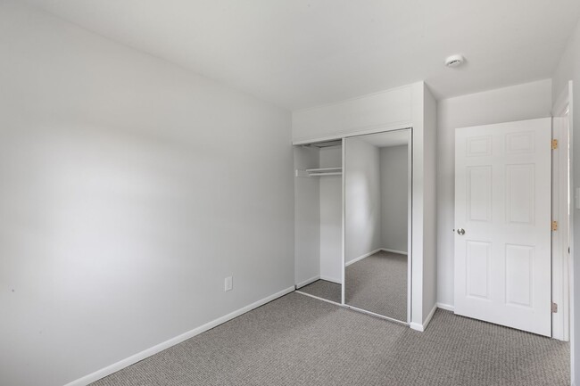 Building Photo - Renovated Hilltop Village Townhouse-Available 5/15/26