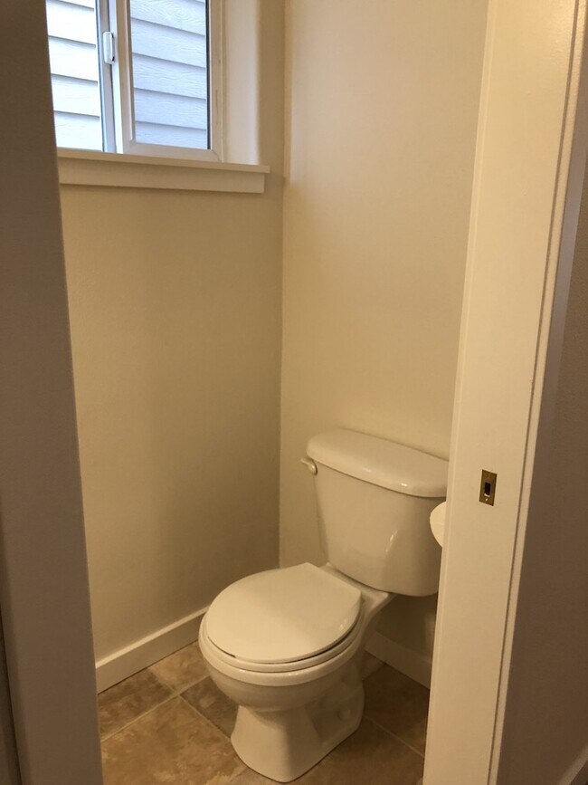 Building Photo - Beautiful Townhouse in Prime Tigard Locati...