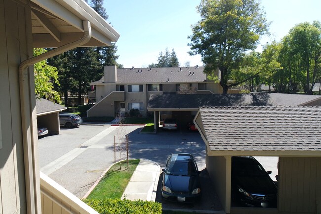 Building Photo - Upper Floor Condo