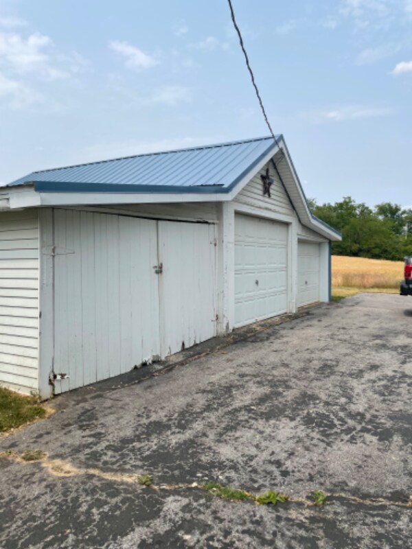 Building Photo - 285 Creekview Rd