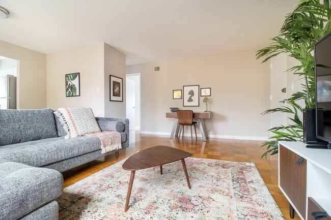 Building Photo - Del Ray Nelson