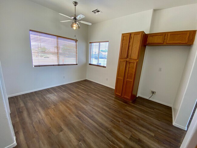 Building Photo - 3 Bed 2 Bath Corner Lot
