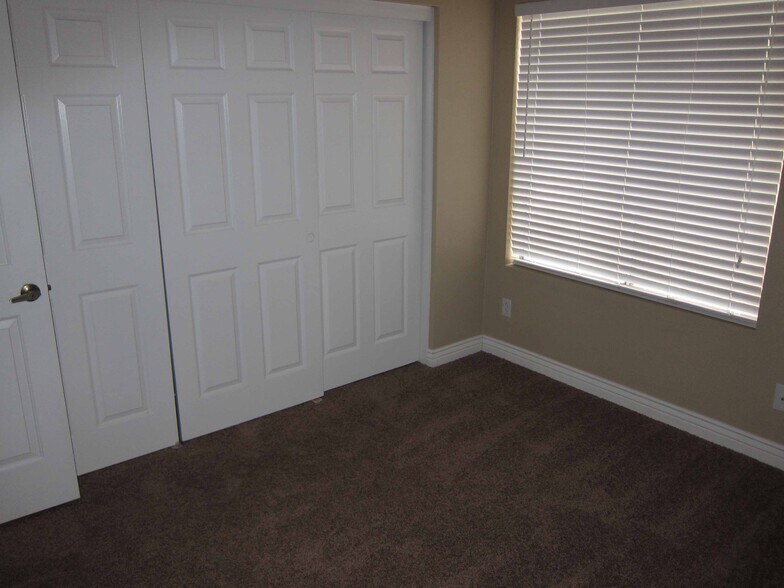 Building Photo - 4526 E Crocus Dr