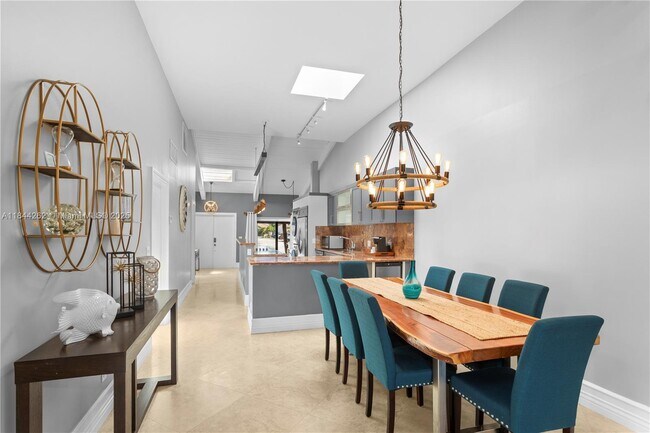 Building Photo - 2665 Parkview Dr S