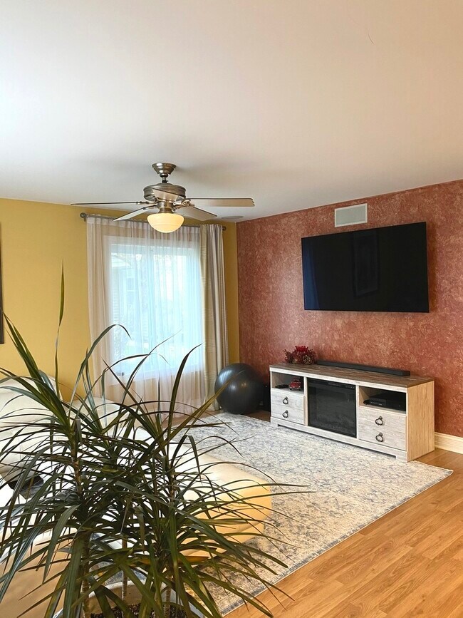 Building Photo - 1581 Quaker Ln