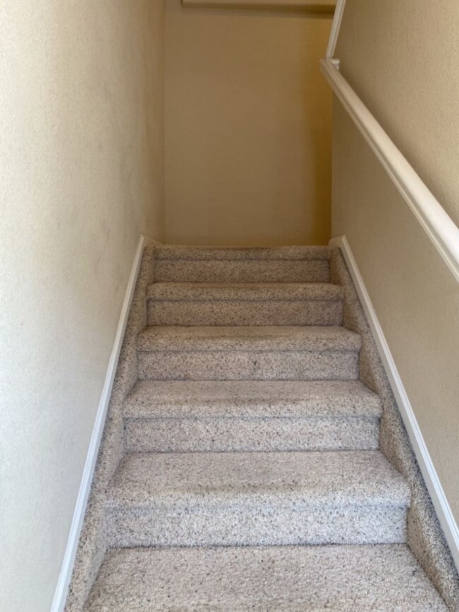 Building Photo - 2 bed/1 bath Townhome with Garage, Pool, Clubhouse