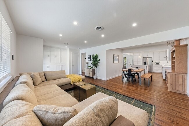 Building Photo - 8053 Claremont Dr