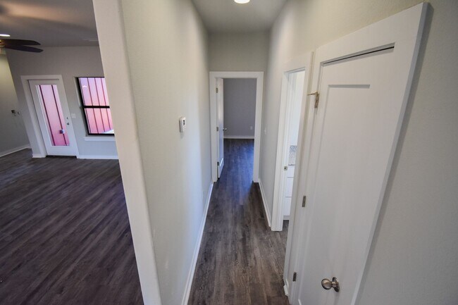 Building Photo - 4 Bedroom 2 Bathroom Home In Farmington, AR.