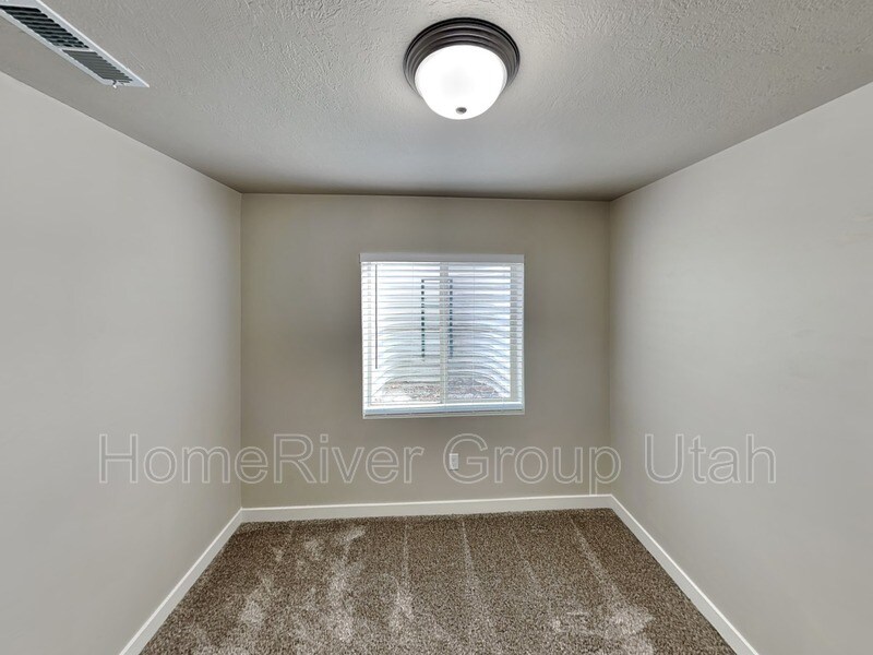 Building Photo - 10796 N La Costa