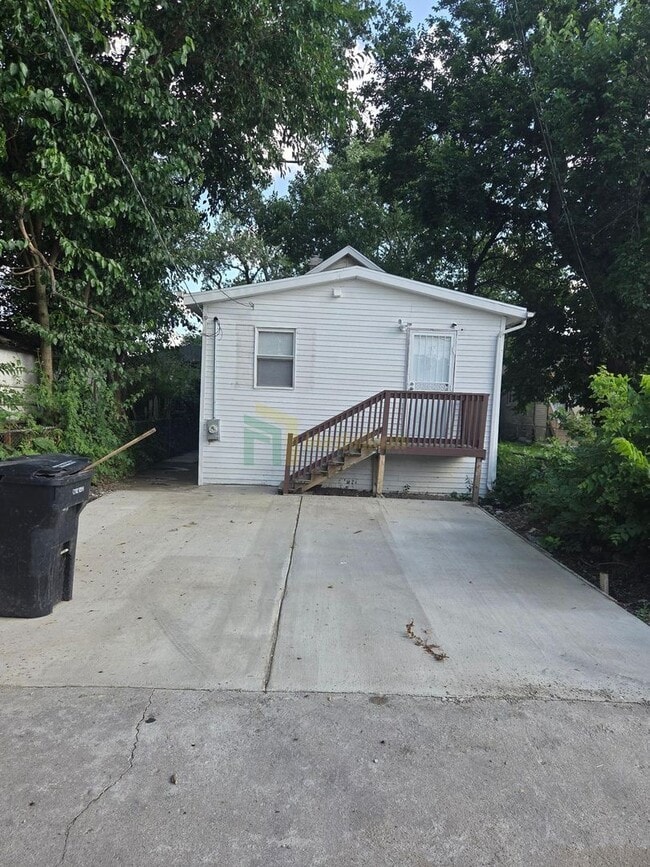Building Photo - Beautifully Renovated 3 Bedroom / 1 Bathro...