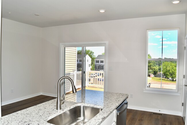 Building Photo - 725 Peony Ln