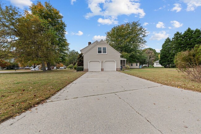 Building Photo - Welcome to this impressive 5-bedroom home ...