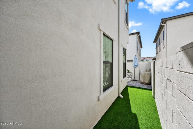 Building Photo - 4827 E Village Dr