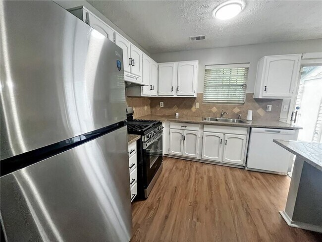 Building Photo - 5749 Wells Cir