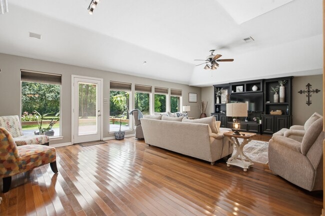 Building Photo - 223 Pin Oak Ln