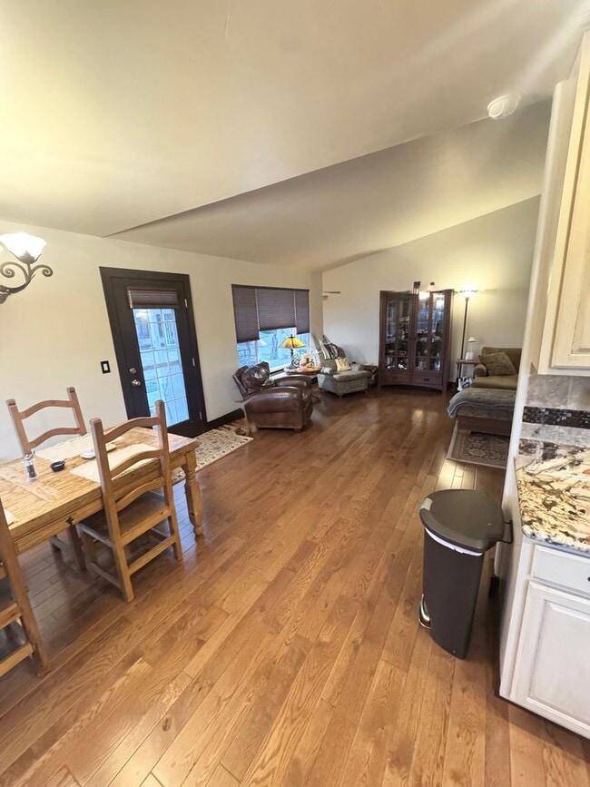 Building Photo - Charming 5 Bedroom One Story