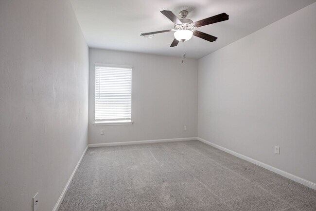 Building Photo - 2321 Norwood Dr