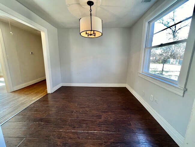 Building Photo - 2 Bed, 2 Bath Single Level Home Near Downt...