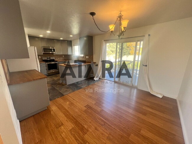 Building Photo - 9111 Parakeet Dr