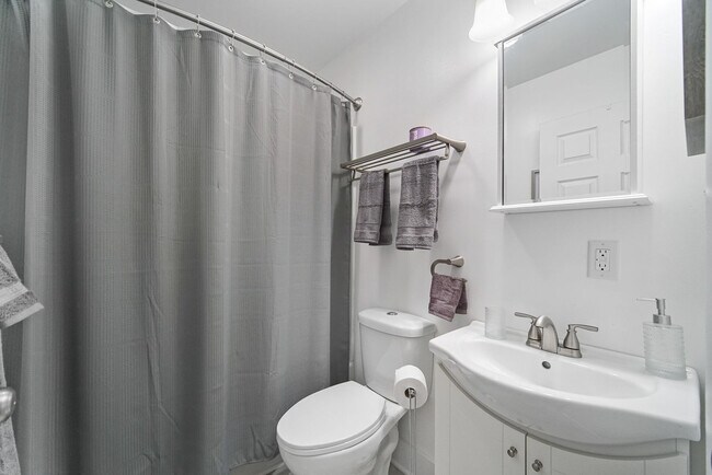 Building Photo - 615 Pine St