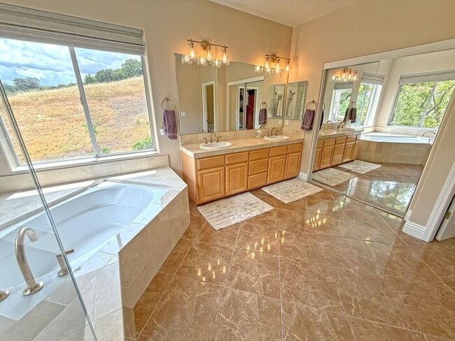 Building Photo - 5881 Capilano Dr