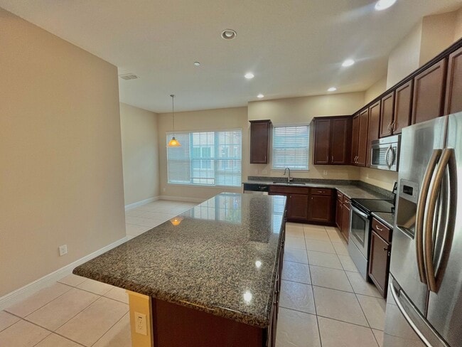 Building Photo - Spacious 4 Bed, 3.5 Bath Lake Mary Home in...
