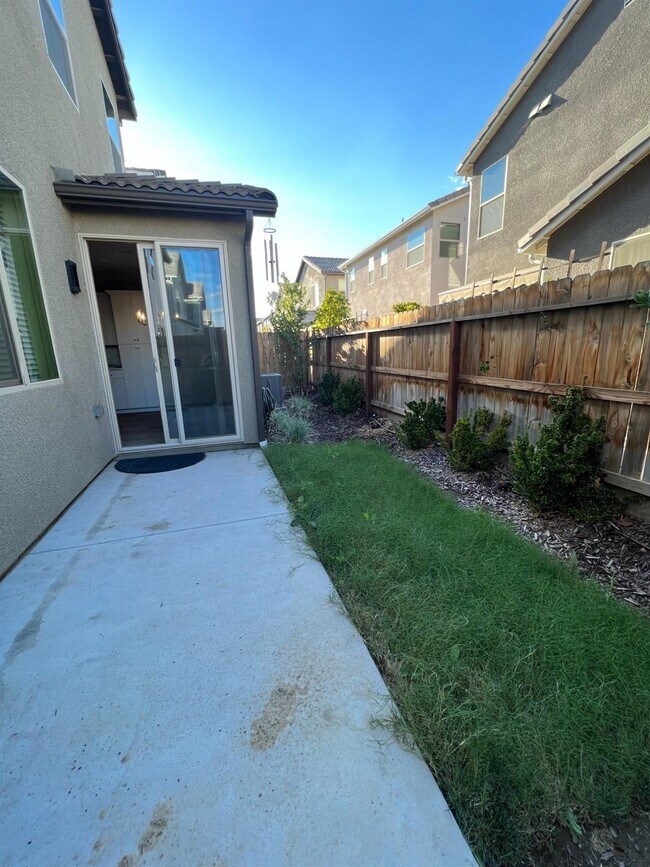 Building Photo - 1394 E Via Dorata Way