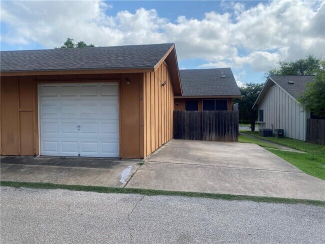 Building Photo - 321 W William Cannon Dr