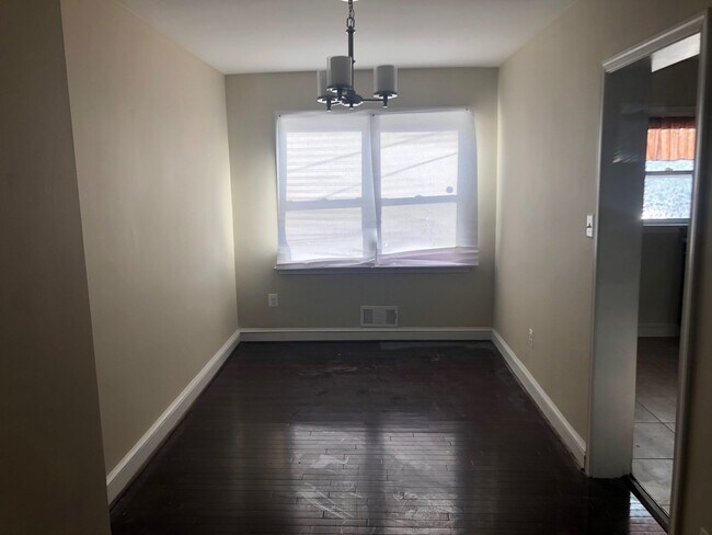 Building Photo - 2136 Redthorn Rd