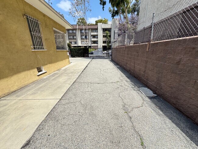 Building Photo - 1126 W 37th Pl