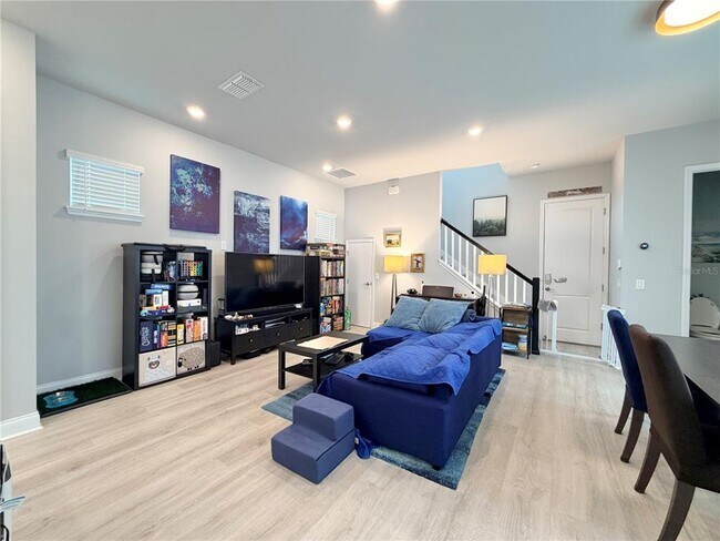 Building Photo - 660 Rosewood Way