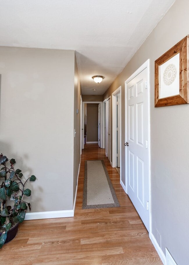 Building Photo - 3 Bedroom/1 bath in Cheyenne Mountain area