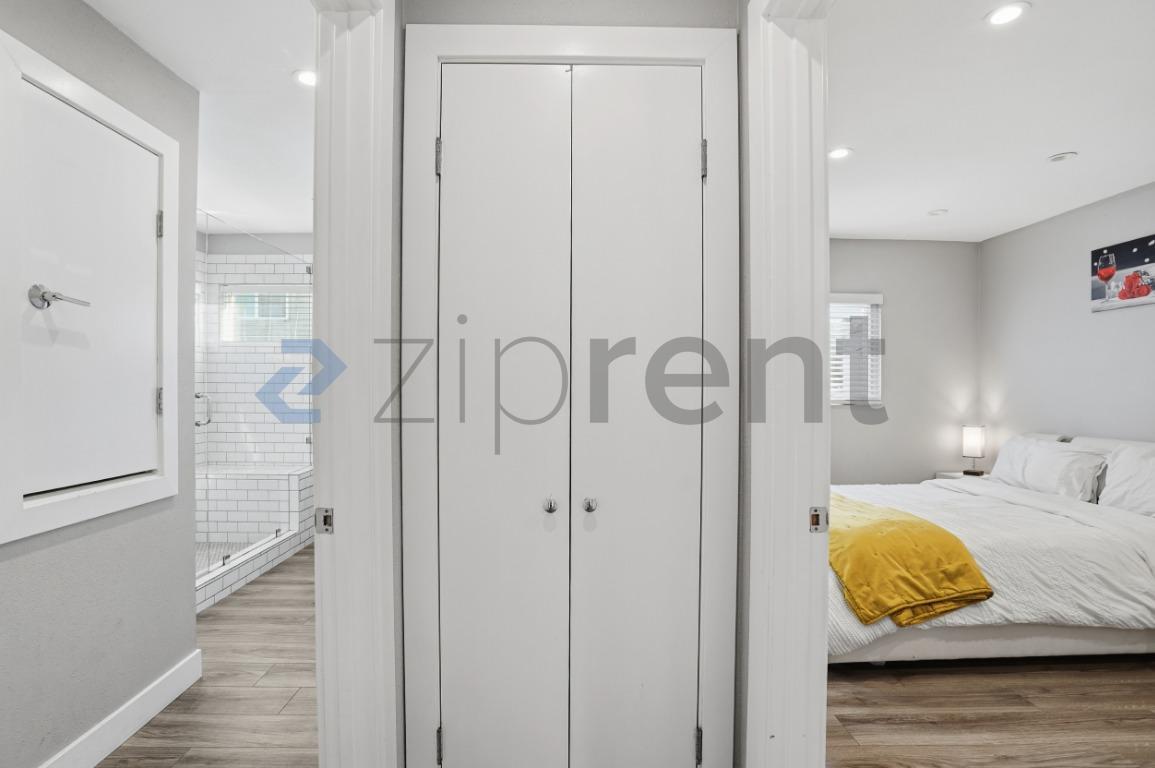 Building Photo - 10 27th Ave