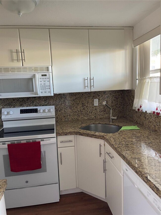 Building Photo - 8515 Sunrise Lakes Blvd