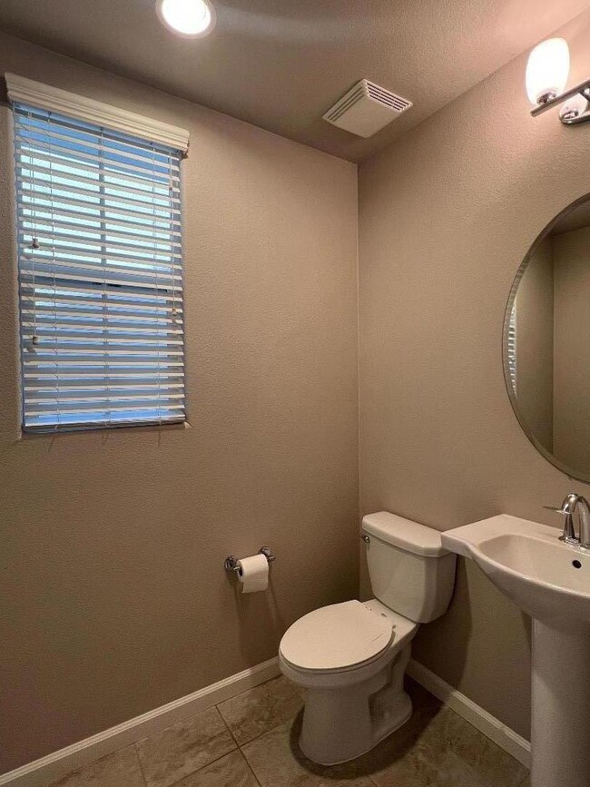 Building Photo - 533 Aspen Pl