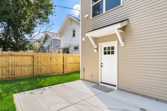 Building Photo - 858 E Starr Ave