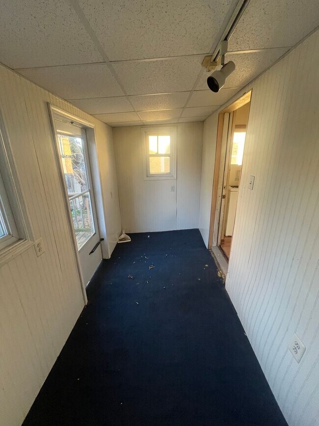 Building Photo - 2 bedroom single family house