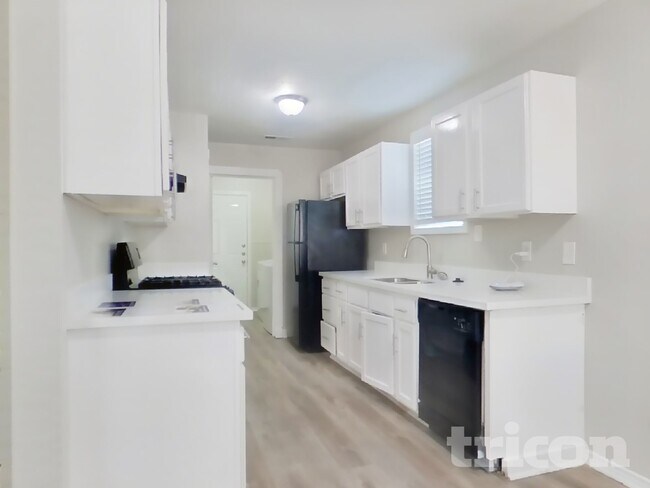 Building Photo - 6511 Grey Oaks Dr