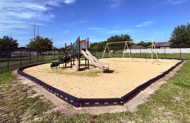 Building Photo - 2831 Village Pine Terrace