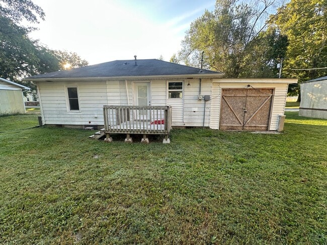 Building Photo - Renovated 2 Bed 1 Bath