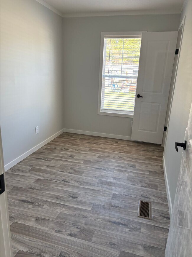 Building Photo - 127 Hubert Blvd