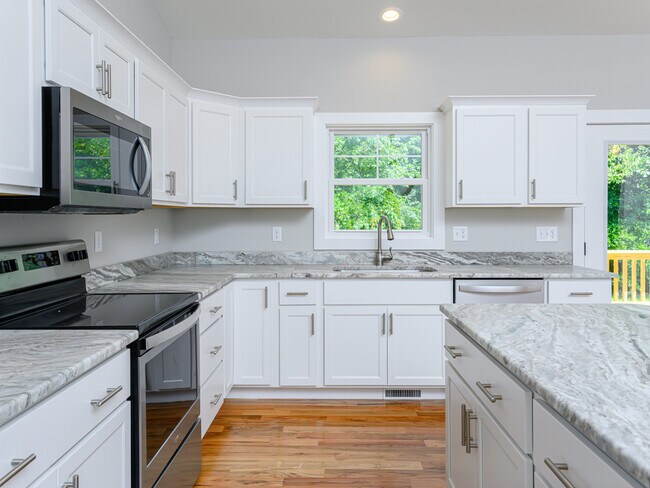 Building Photo - 27 W Chapel Rd