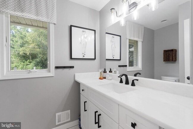 Building Photo - 5837 River Dr