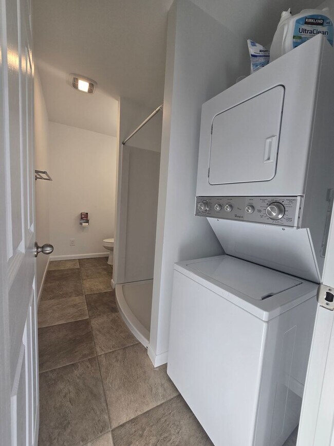 Building Photo - 512 1/2-417 1/2 16th St W