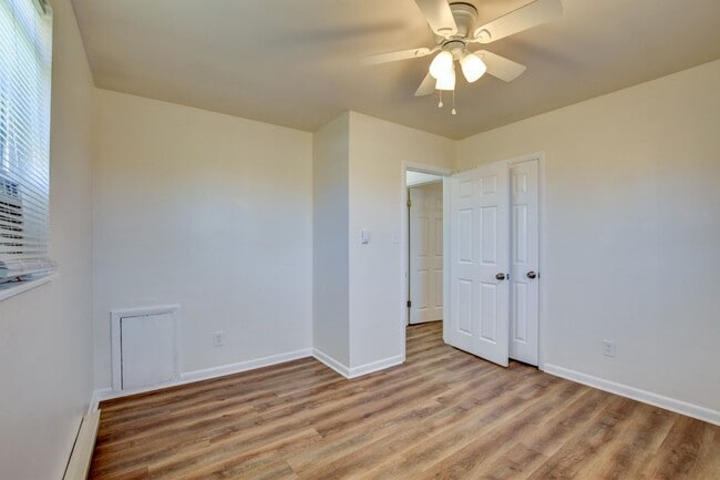 Building Photo - 936-938 Schumann Dr