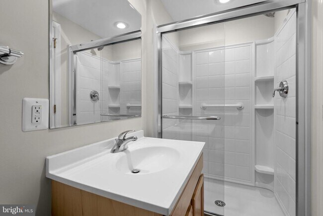 Building Photo - 1119 Halesworth Dr