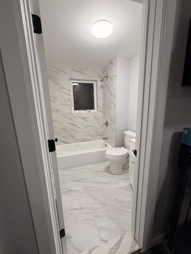 Building Photo - 906 Summit Ave