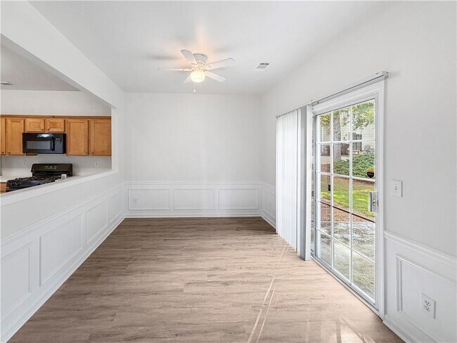 Building Photo - 2425 Fairlie Dr