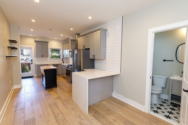 Building Photo - Beautifully Updated 4 Bed/3.5 Bath Row-Hom...